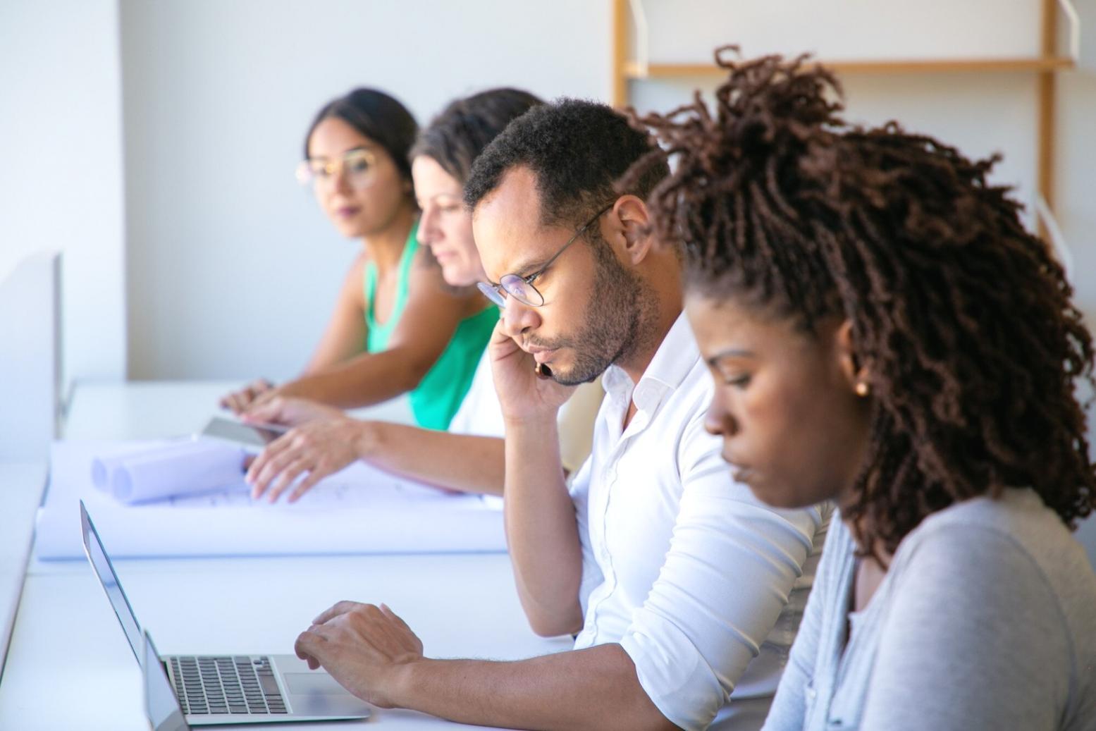 Espace de travail organisé avec documents financiers et calculatrice