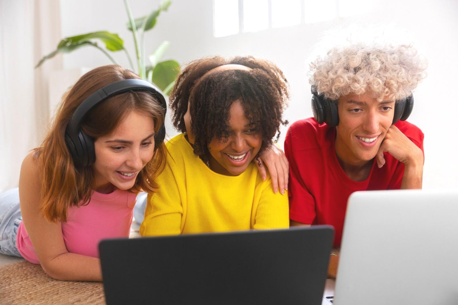 Personne analysant des graphiques financiers sur tablette