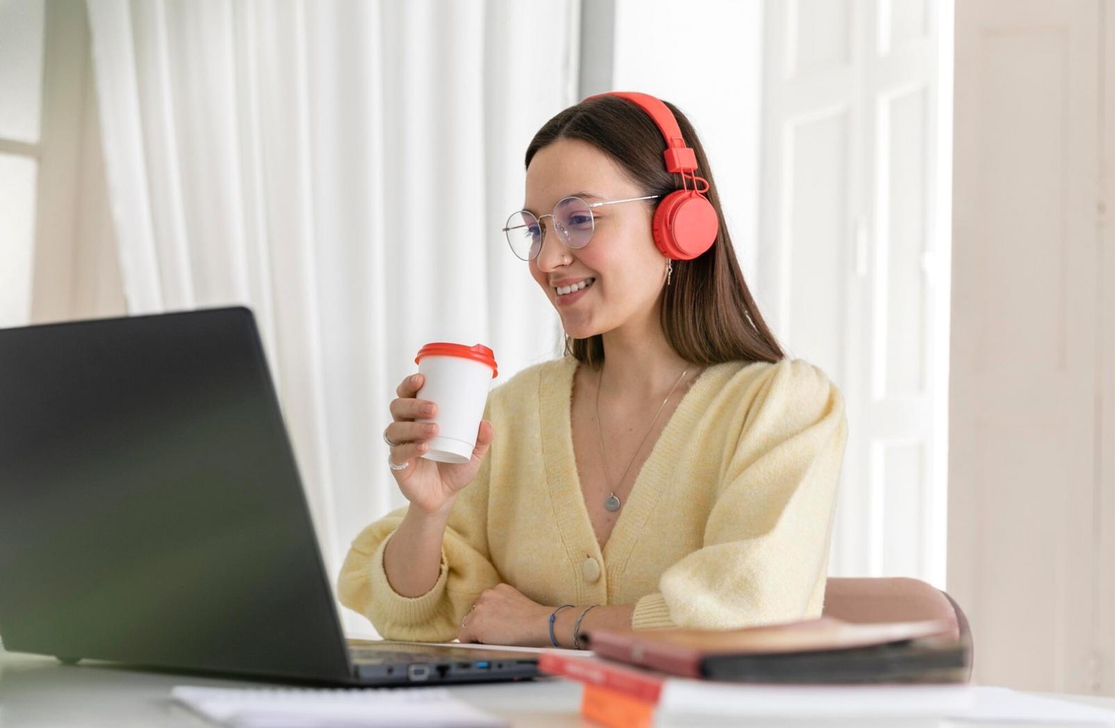 Espace de travail organisé avec calculatrice et documents financiers