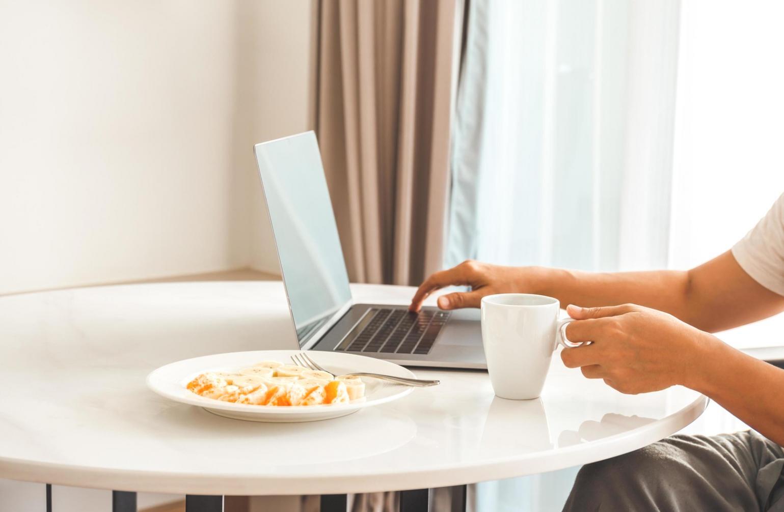 Équipe travaillant sur des solutions budgétaires innovantes